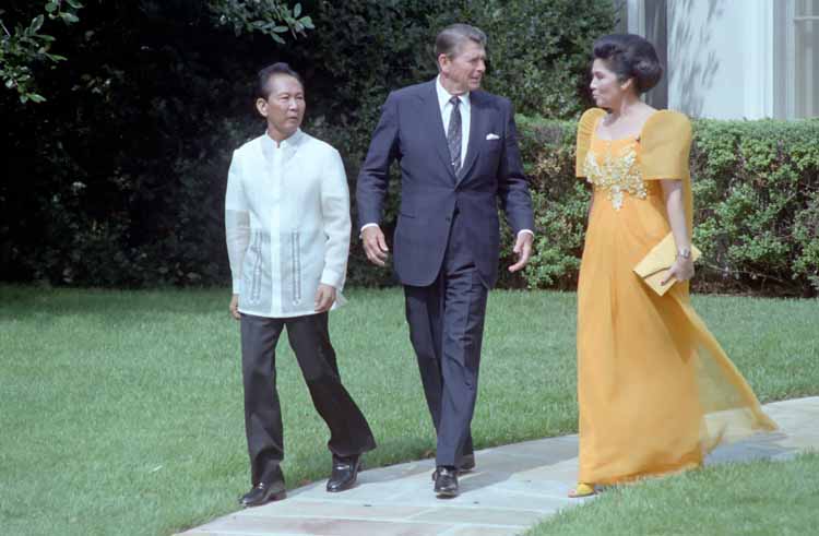 1982年，馬可仕（左）與夫人伊美黛訪問美國，與當時的美國總統雷根會晤。 圖：翻攝維基百科/U.S. government photographer