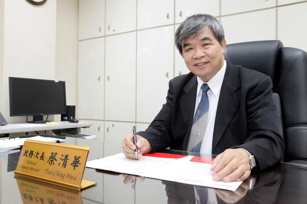 教育部政務次長葉清華日前接受媒體專訪時提到，爭議多時的校園教官制度，將於8月底前會提出明確的機制方案。 圖：翻攝自教育部官網