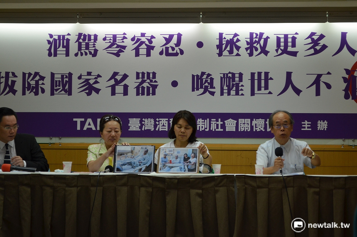 台灣酒駕防治協會9日上午11時召開記者會，要求蔡英文總統立即撤換江春男人事案，但在記者會結束不久，江春男隨即主動宣佈辭去駐新加坡代表一職。 圖：柯昱安/攝