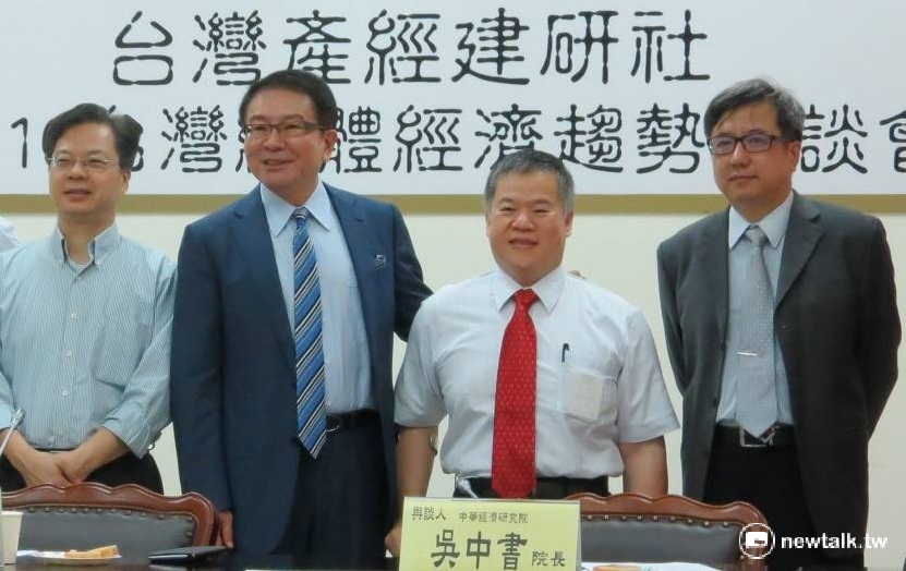 台灣產經建研社9日舉辦座談會，中華經研院長吳中書(右2)建議，台灣應修改法規，打造高階人才友善就業環境。 圖：許芷敏/攝