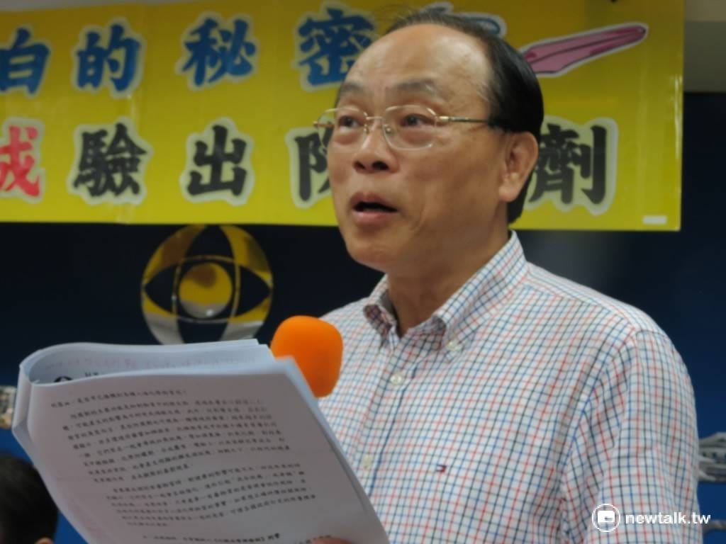 消費者文教基金會檢驗長凌永健12日提醒，牙膏中含有防腐劑，可能和其他環境荷爾蒙互相強化，產生雞尾酒效應，危害人體健康。 圖：許芷敏/攝