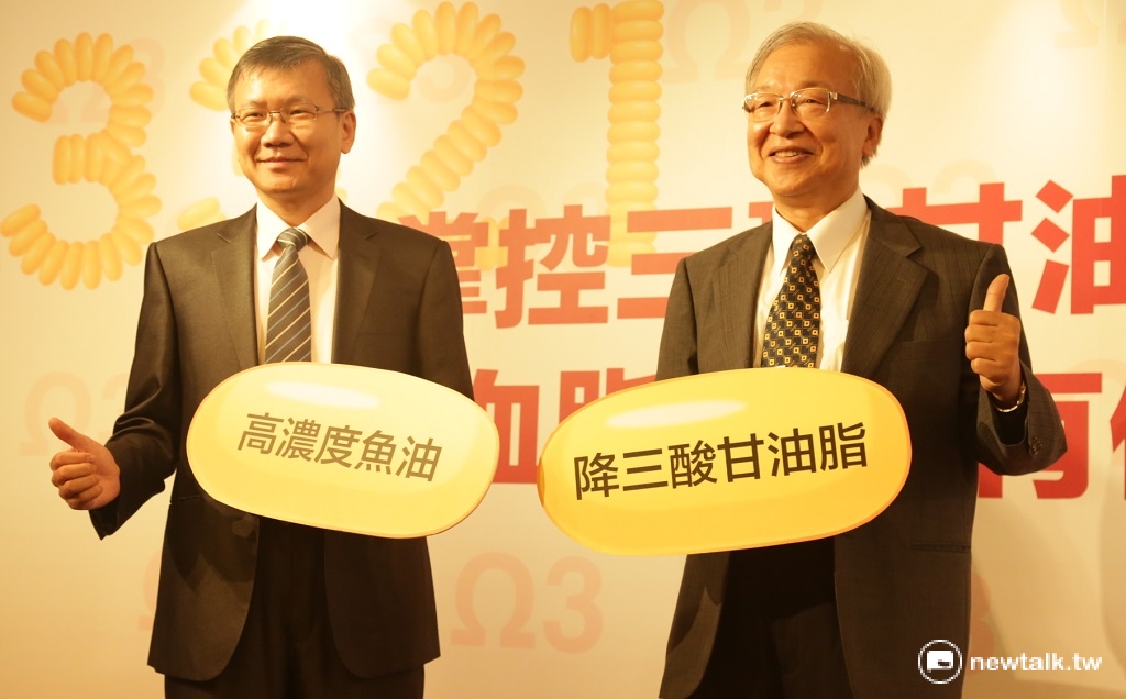 台大醫院心臟血管科教授曾春典(右)建議，三酸甘油脂偏高者應先改善飲食習慣，若需服用高濃度魚油要和醫師討論。 圖：趙廣絜/攝