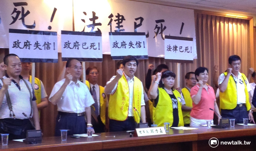 全國計程車工會12日舉行「不滿投審會暫緩撤資Uber」記者會，對投審會承諾撤銷Uber撤資卻跳票，表達失望及憤怒。 圖： 林湘芸/攝