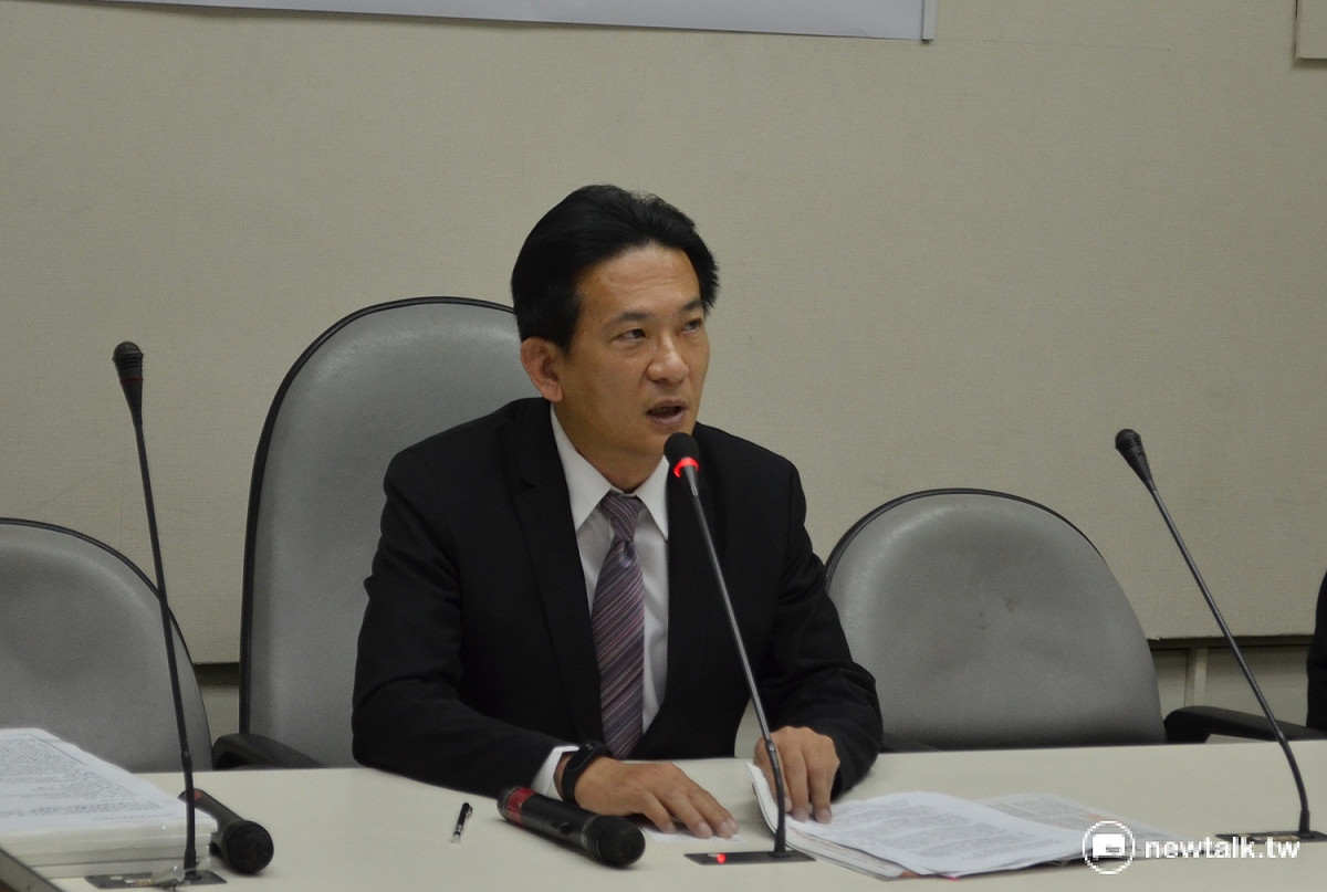 民進黨立委林俊憲12日召開記者會，痛批華南銀行與金管會在超貸案中「輕罰縱放」。 圖：柯昱安/攝