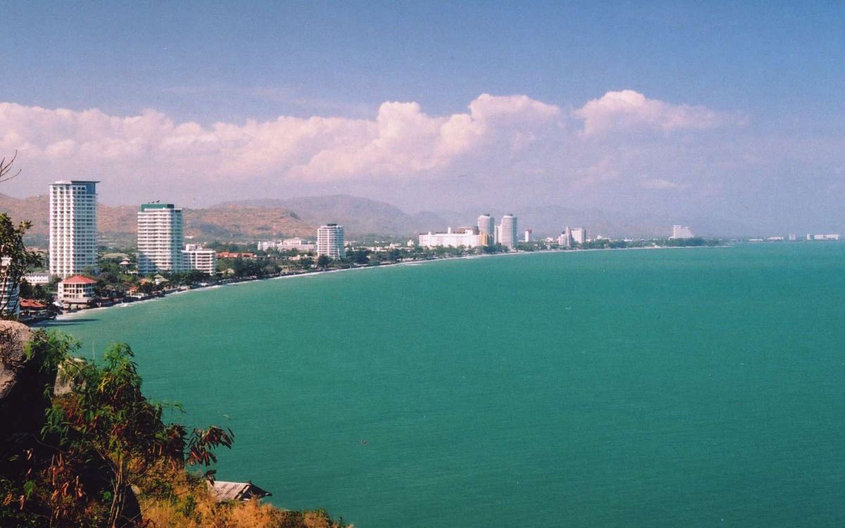 泰國濱海城市華欣（圖）以及普吉島等景點，近期發生一連串爆炸及疑似縱火攻擊案。 圖：翻攝自維基百科