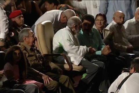 古巴強人、前總統卡斯楚（著白衣中坐者）歡慶90歲大壽，弟弟勞爾（左）與委內瑞拉總統馬杜洛（右三）陪同出席生日活動。 圖：翻攝卡斯楚臉書