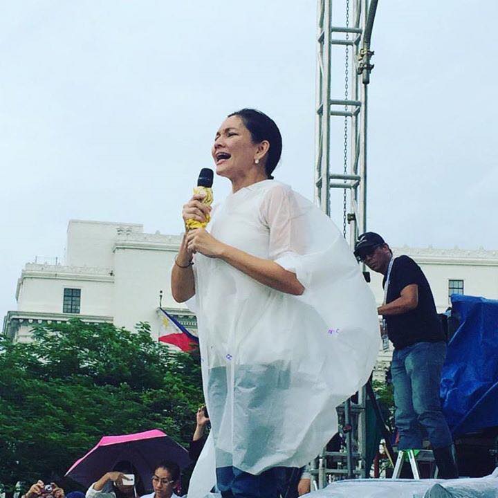 菲律賓國會議員洪蒂維羅斯冒雨聲援抗議民眾，她表示已經在參院提出動議，阻止馬可仕國葬。 圖：翻攝洪蒂維羅斯臉書
