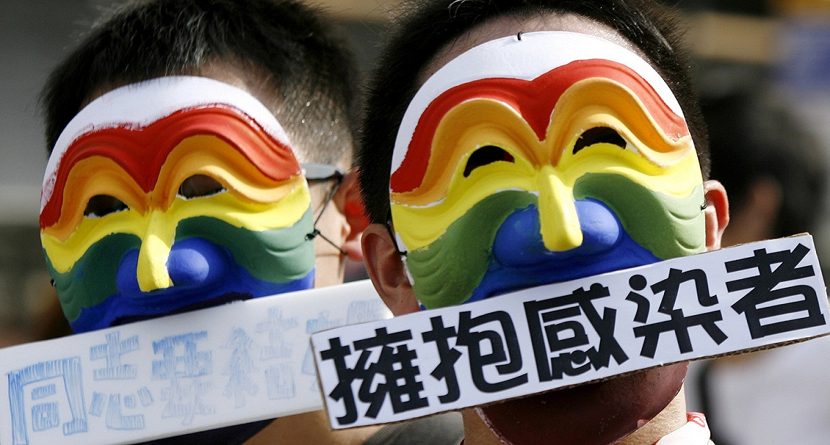 國防大學強迫HIV感染者學生退學的事件，已引起聯合國愛滋病組織（UNAIDS）的關切。圖為同志大遊行中，民眾手持擁抱感染者的標語。 圖：達志影像/路透社資料照片