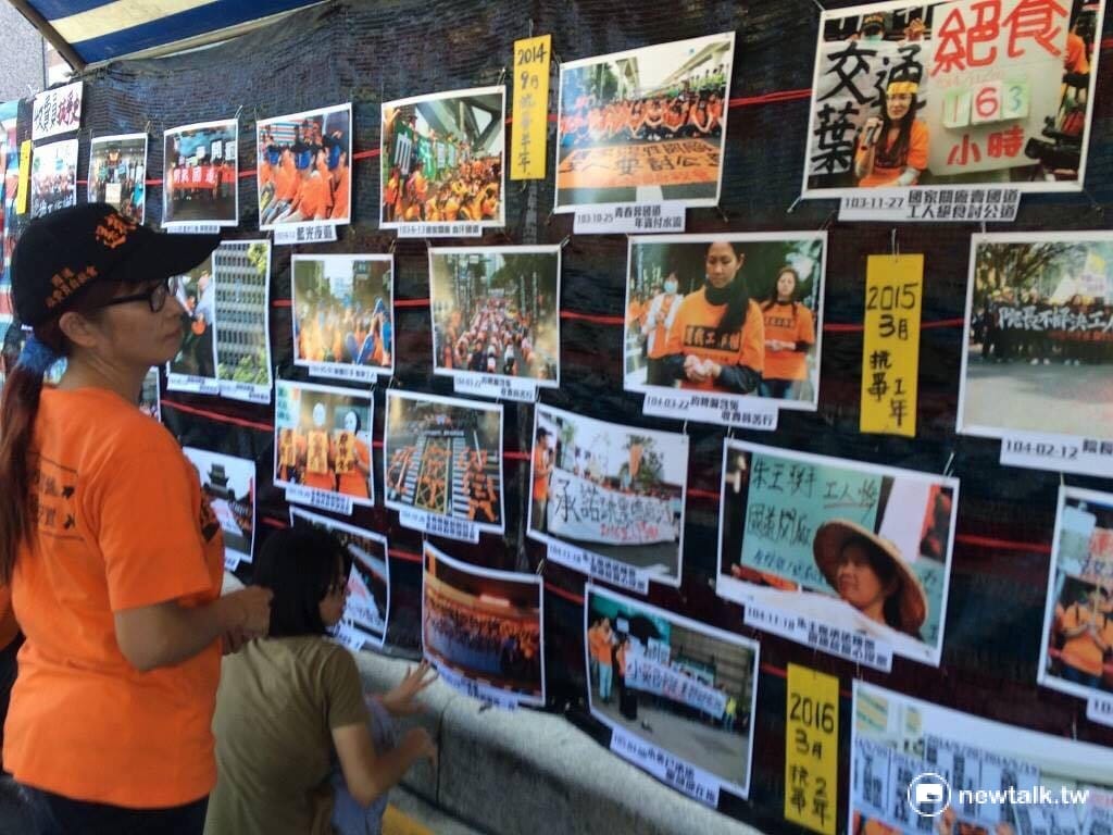 民進黨中央黨部外的駐守帳篷設置了國道收費員的抗爭展覽，供民眾閱覽。 圖：許芷敏/攝