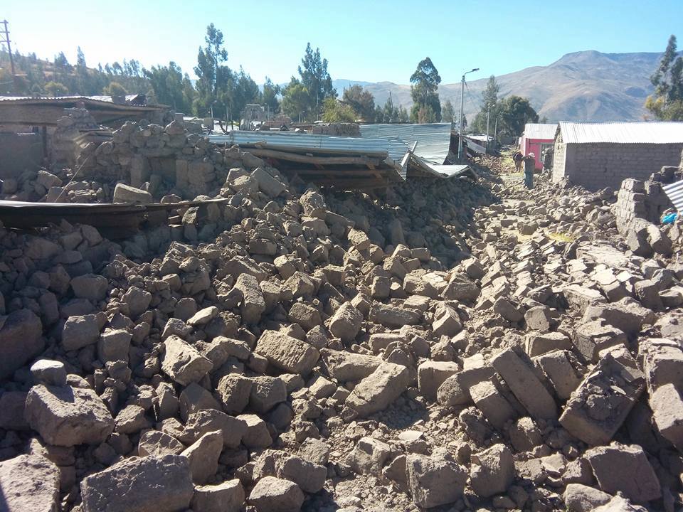 秘魯南部阿雷基帕地區15日發生芮氏規模5.2淺層地震，現場房屋倒塌，部分村民受困瓦礫堆下。 圖：翻攝秘魯地球物理研究所