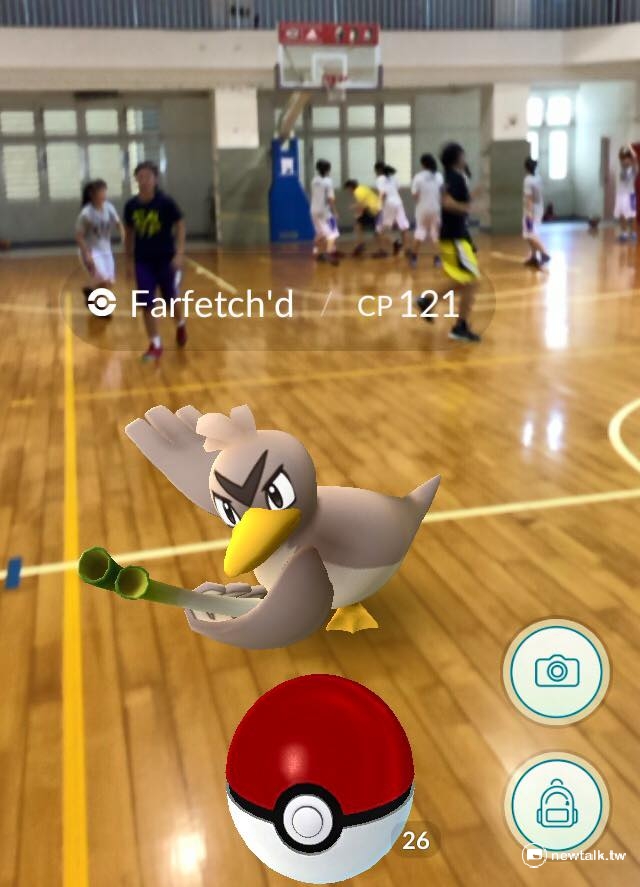 一上市就瘋迷全球的手機遊戲《精靈寶可夢GO》（Pokemon GO），也在台灣成為「全民運動」。圖為民眾抓到亞洲限定版的大蔥鴨。 圖：趙廣絜/攝