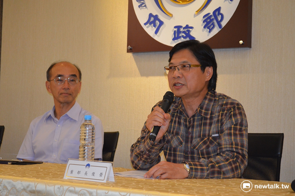 內政部長葉俊榮16日晚間召開記者會，說明登太平島細節。 圖：柯昱安/攝