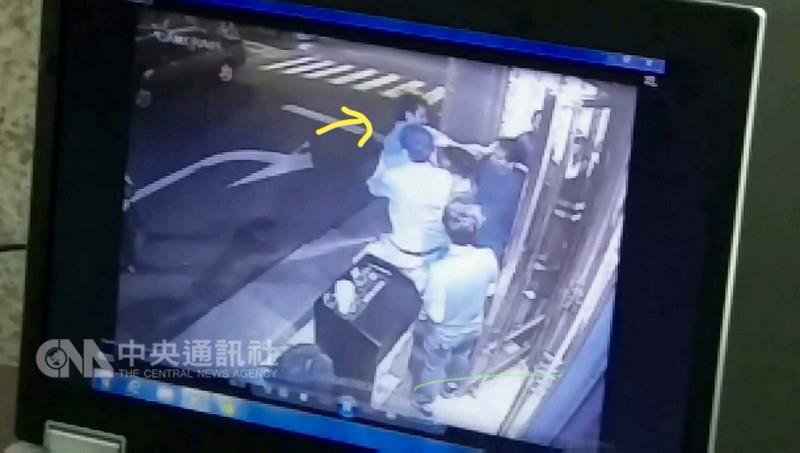 土耳其貿易辦事處副代表都庫哈里（箭頭所指的人），7 月3日在北市安和路某酒吧喝醉鬧事，腳踹車輛並和前 來處理員警拉扯，被帶回派出所管束。 圖：中央社