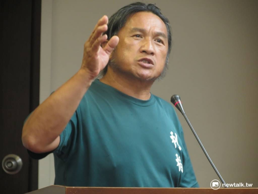 台灣原住民守護領域聯盟代表Kavas 表示，土地本來就是屬於原住民的，現行法規反而限縮了原有的權利。 圖：許芷敏/攝