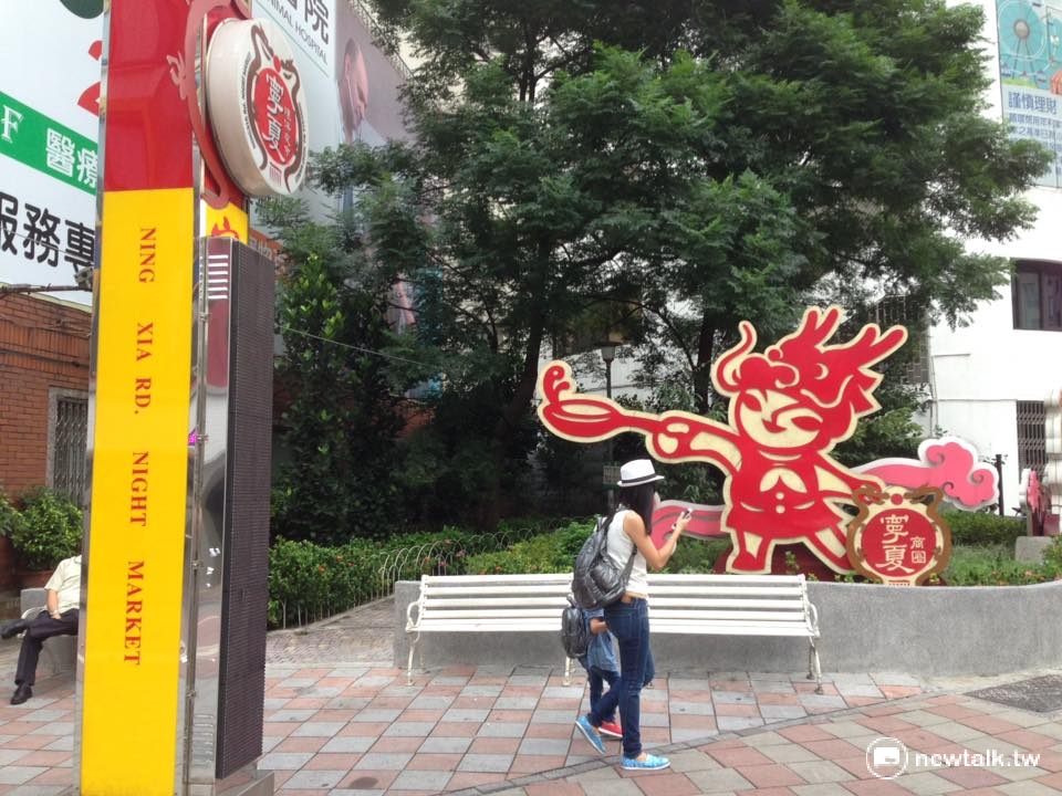 北市臨時攤販集中場評鑑結果17日出爐，夜市部分由遼寧街夜市奪冠，寧夏路及華西街並列第二。圖為寧夏夜市一隅。 圖：呂佳峻/攝