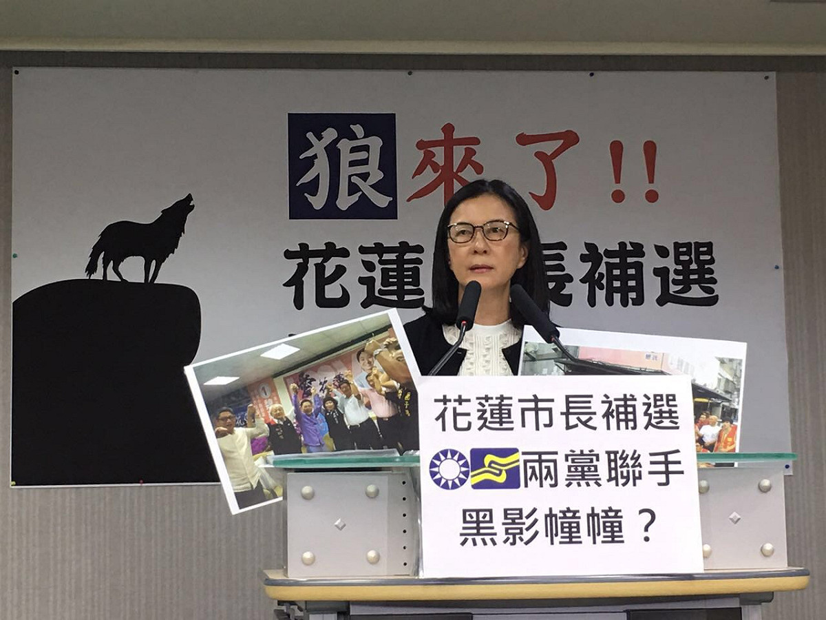 民進黨發言人邱莉莉18日召開記者會抨擊白狼張安樂到花蓮輔選，搞得人心惶惶。 圖：民進黨提供