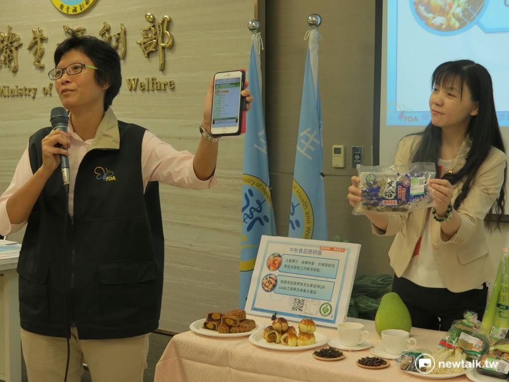 食藥署建議，民眾購買蔬果時，應盡挑選有QRCode生產履歷的食材，只要用手機掃描就能得知產地、生產者及包裝日期等資料。 圖：許芷敏/攝