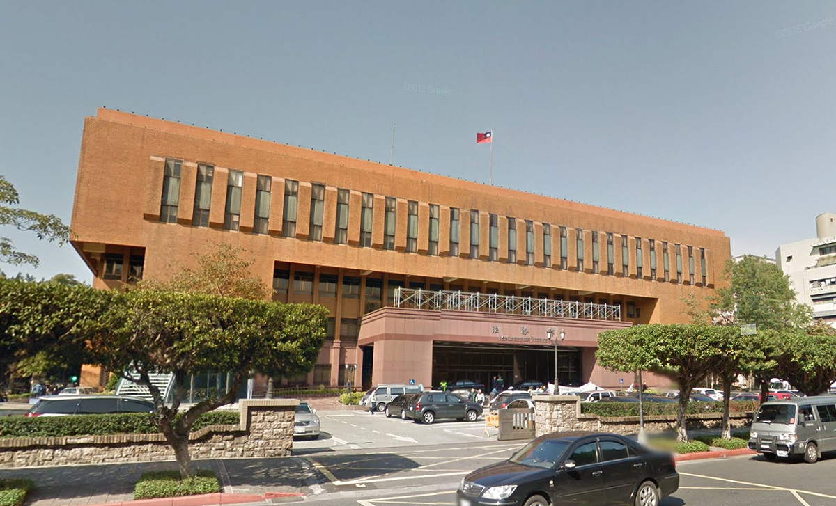 全國地檢署新任主任檢察官名單今（26）天上午出爐，包括偵辦起訴新竹市長高虹安涉貪案的檢察官盧慧珊在內，36名一審檢察官經人事審議委員會推薦後，由法務部長鄭銘謙圈選24人調升一審主任檢察官。圖為法務部。 圖：翻攝自Google Map