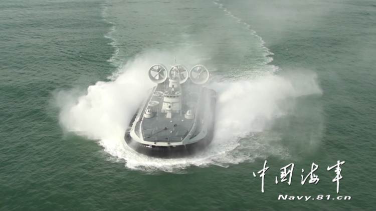 中國海軍網公布多張新型氣墊登陸艇在南海的演習照片，包括在海上奔航、登陸行動等。 圖：翻攝中國海軍網
