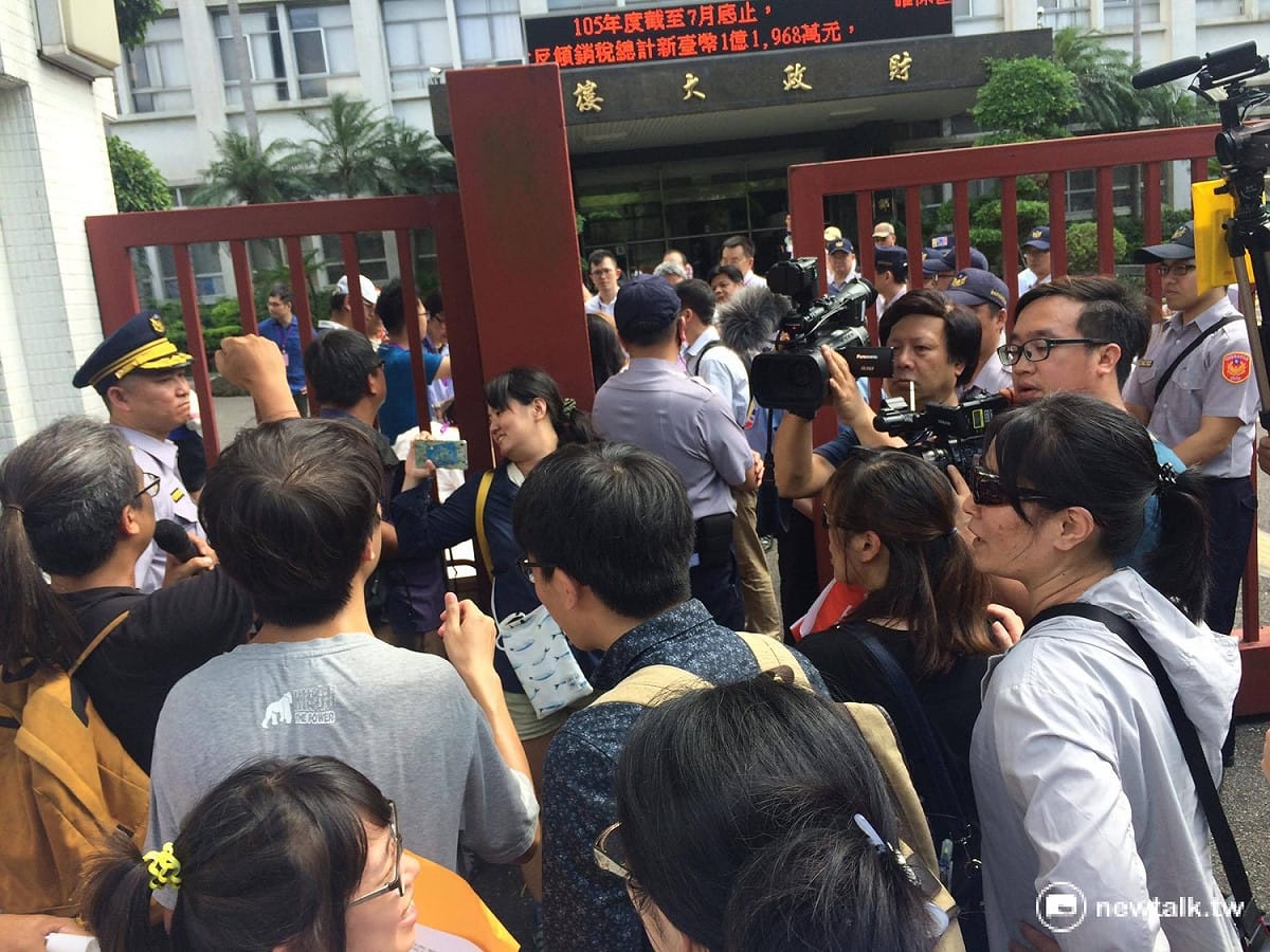 財政部19日禁止媒體進場採訪「檢討國有土地清理活化及管理政策」公聽會，引發聲援反迫遷團體不滿。 圖：許芷敏/攝