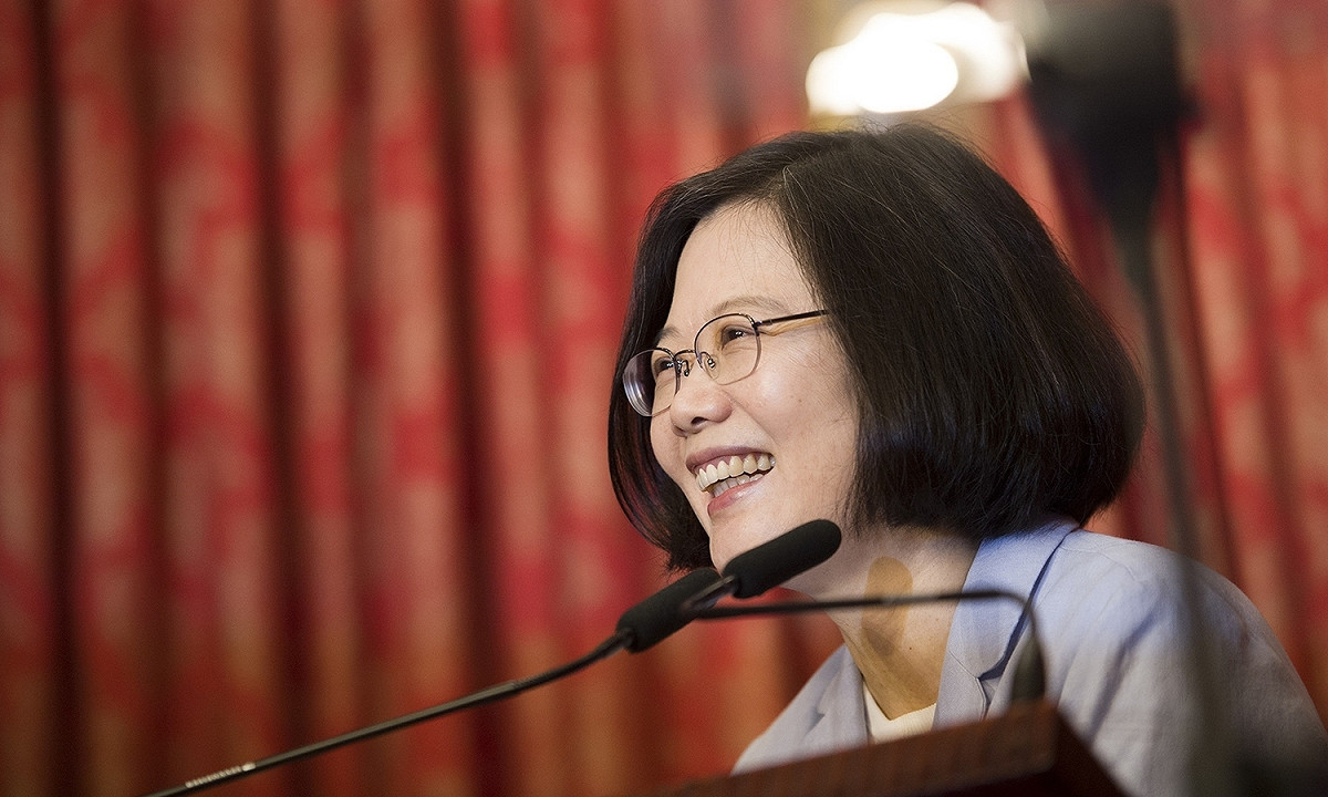 總統蔡英文在重大爭議議題上偏好建立凝聚共識的民主平台，但流於漫談的結果，也被貼上缺乏決斷力的負面標籤。 圖：總統府提供