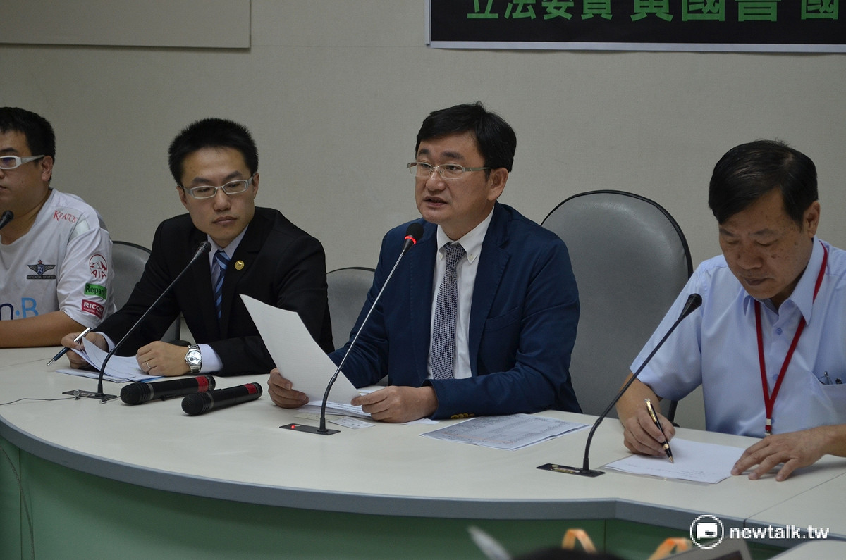 民進黨立委黃國書22日召開記者會，指出羽協年收入上億元，但款項來源不明，猶如一筆爛帳。 圖：柯昱安/攝