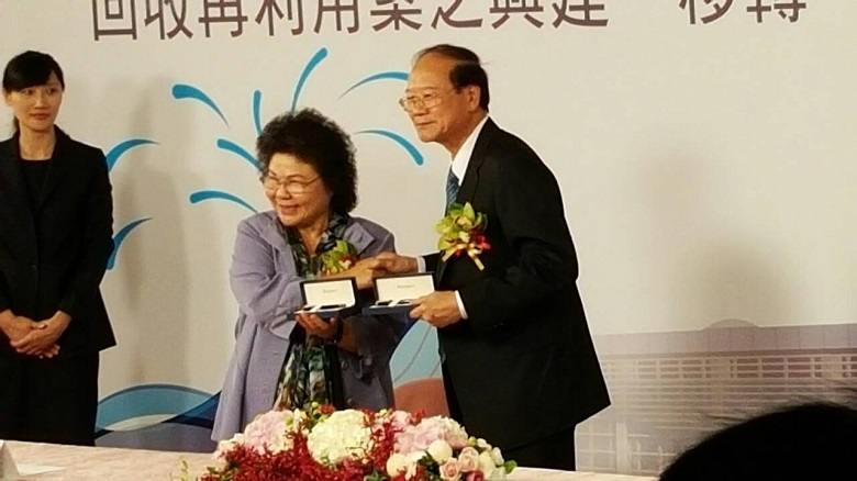 鳳山溪再生水廠BTO案簽約儀式由高雄市長陳菊及藍鯨水科董事長陳升忇共同簽下。 圖：高雄市政府提供