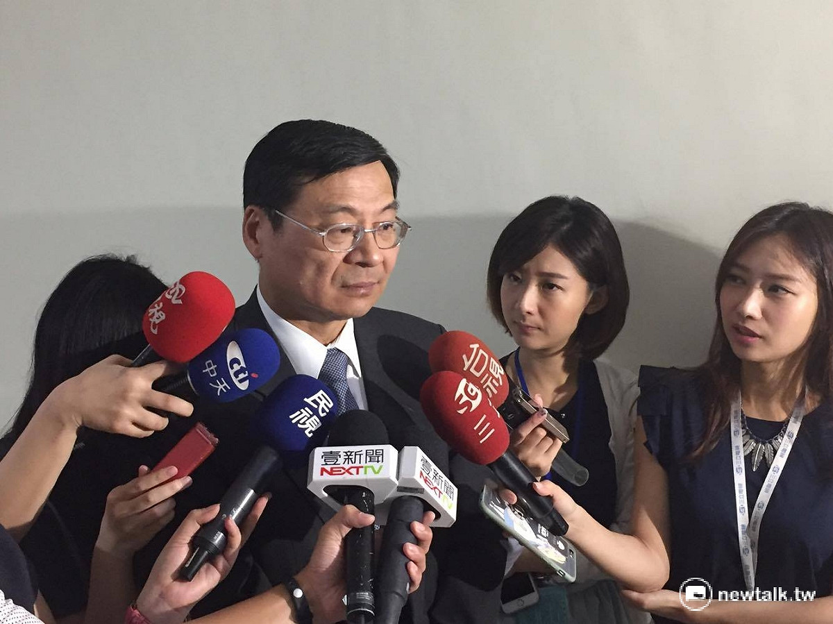 針對兆豐金洗錢遭紐約金融服務署重罰爭議，前金管會主委、國民黨立委曾銘宗23日受訪表示，「金管會是不會管到銀行海外分行疏失」。 圖：鄭佑漢/攝
