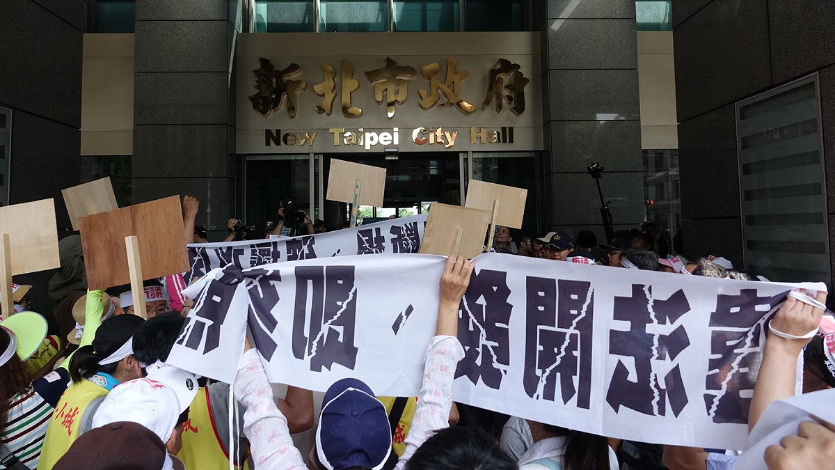 「拒當林肯大郡第二！」新北市新店區台北小城社區的住戶， 23日動員數百人前往新北市政府抗議，要求撤除柏康堡建設在社區內興建7層樓住宅的執照。 圖：陳冠廷/攝