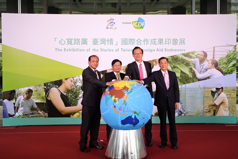 高市府秘書長楊明州與外交部次長吳志中共同主持「心寬路廣台灣情」印象展揭幕。 圖：高雄市政府提供