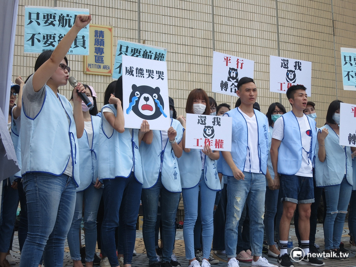 廉價航空威航將結束營運，但旗下空服員抗議，公司未與勞方溝通，以至於多數員工仍不知可受留任或遭資遣。 圖：呂佳峻/攝