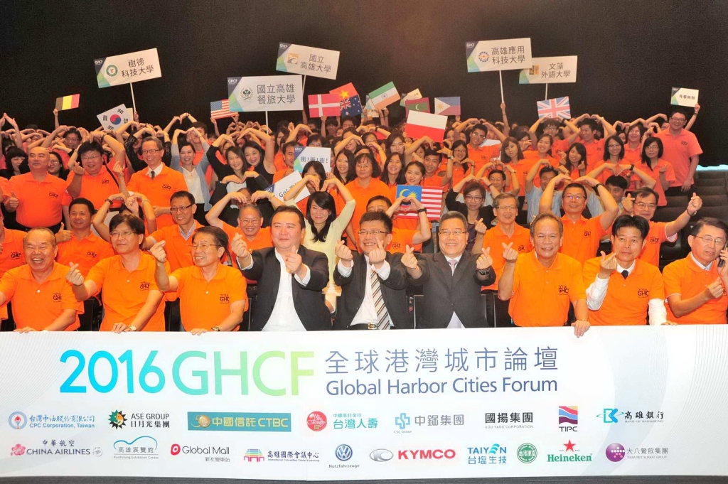 為因應全球港灣城市論壇活動多國語系的需求，主辦單位招募200多位優秀外語志工，與文藻、高雄大學、高應大、高餐和樹科大等學校合作，營造全外語的服務環境。 圖：高雄市政府提供