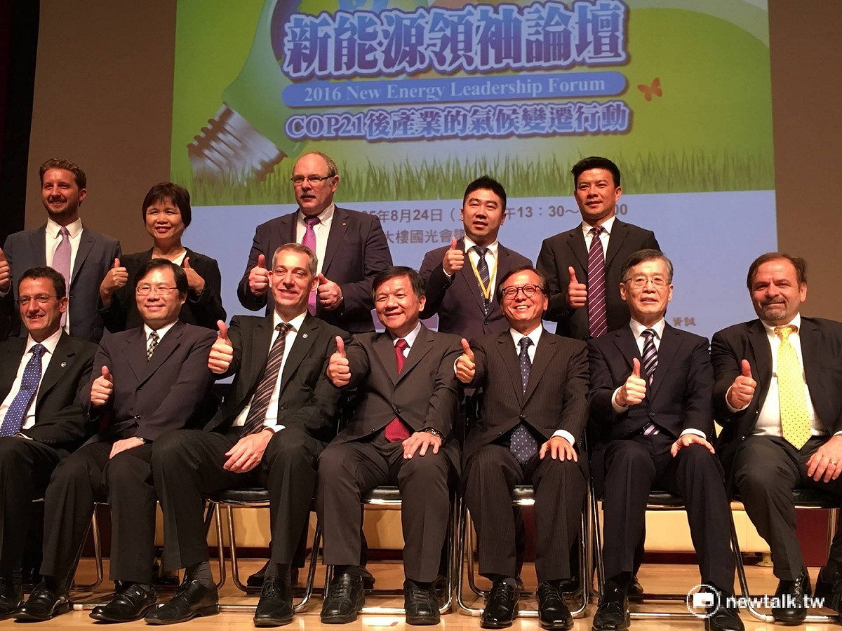 經濟部長李世光24日出席「2016新能源領袖論壇」，針對巴黎COP21協議後，台灣如何穩定能源多元化供應及提升能源效率，與國內外綠能產業的專家一同經驗分享。 圖：邱筠文/攝