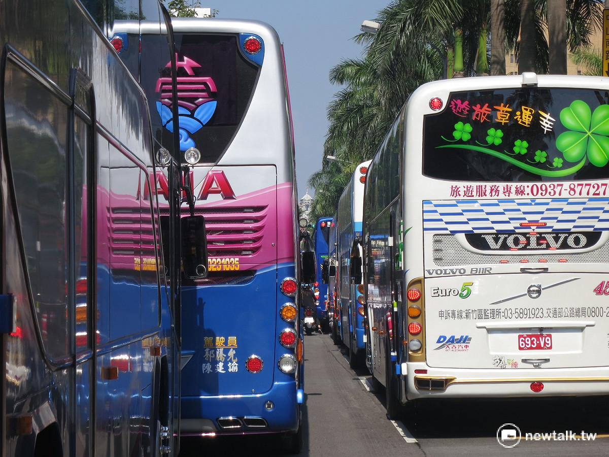 交通部前已聚集多輛遊覽車，仁愛路近畿癱瘓。 圖：呂佳峻/攝
