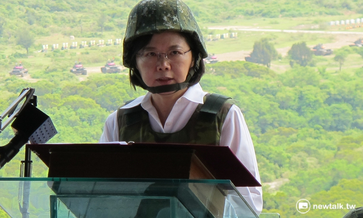 總統蔡英文25日穿上防彈背心、戴上鋼盔，首度以三軍統帥身份，前往屏東仁壽山訓練場視察漢光31號演習。 圖：林朝億/攝