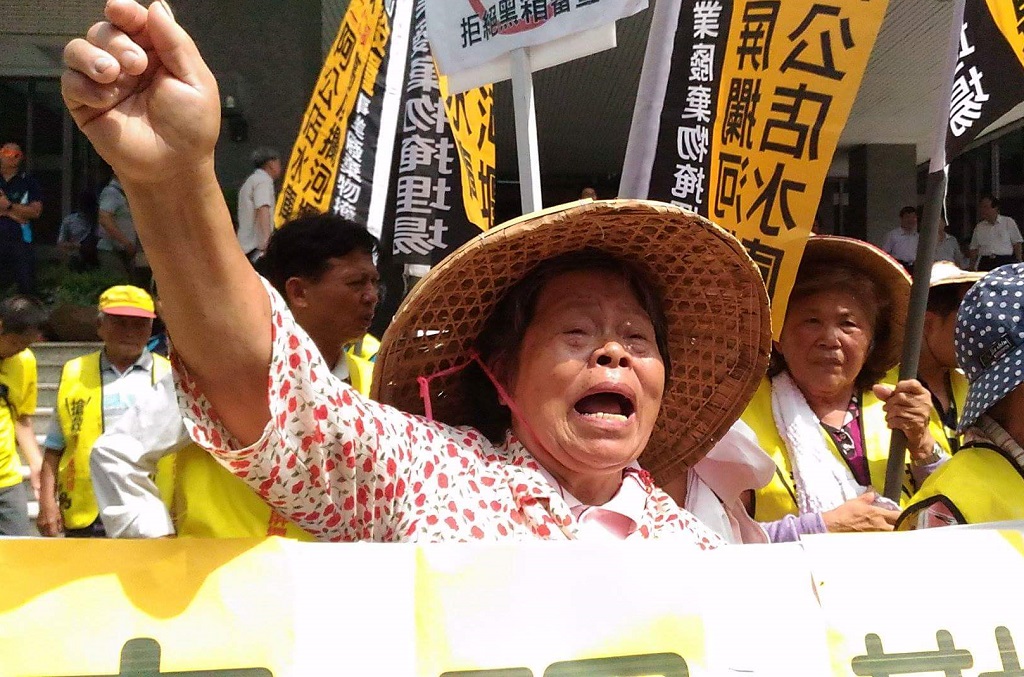 環保團體25日到高雄市政府前抗議並提訴願，要求重新現勘富駿事業廢棄物掩埋場，過程中一度與警力發生衝撞。 圖：水資源保育聯盟提供