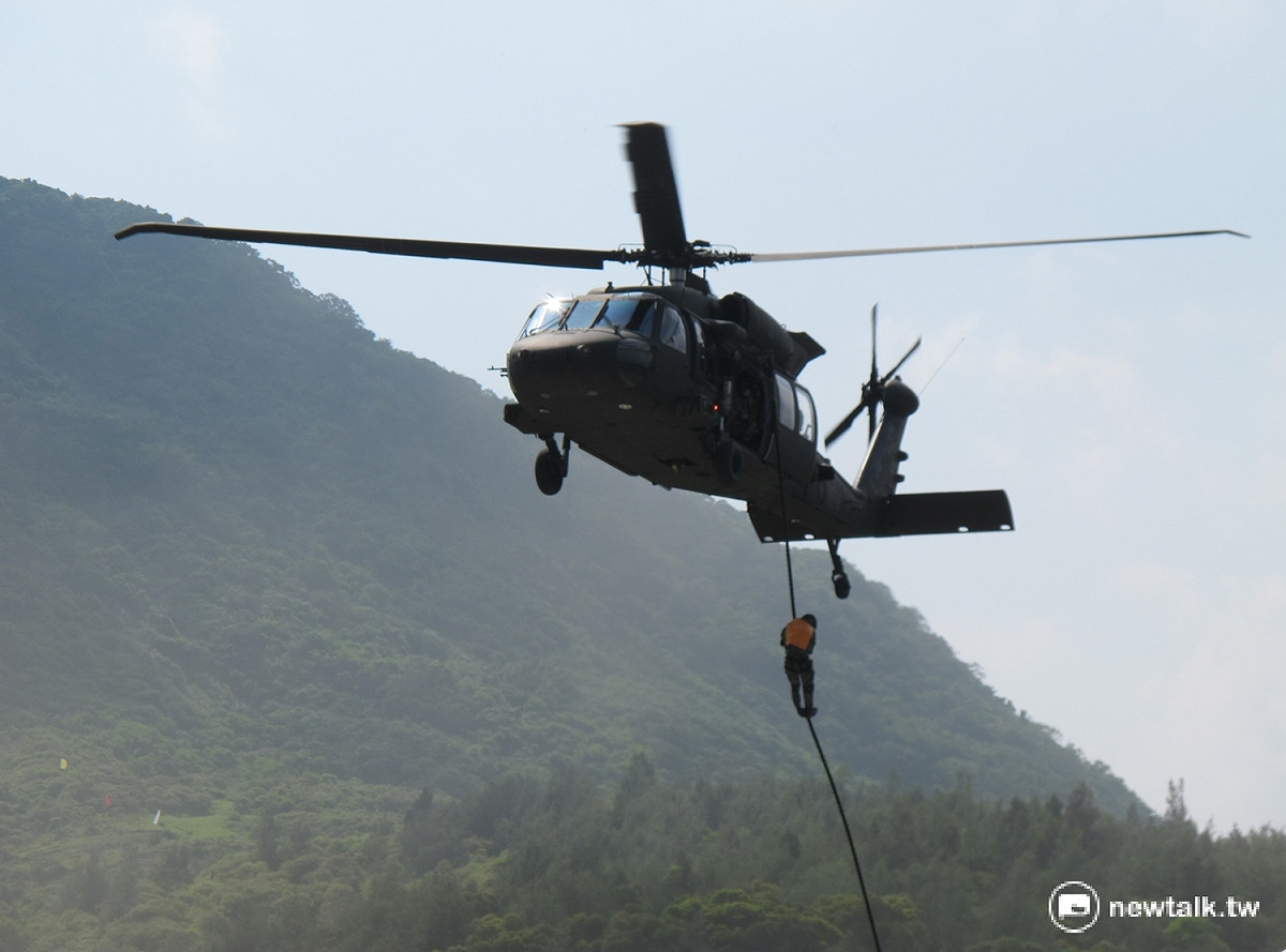 國軍突擊部隊從UH-60M直升機滑下。 圖：林朝億/攝