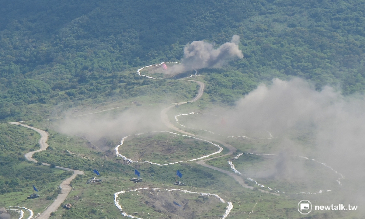 國軍漢光32號演習25日在屏東仁壽基地進行，並由各式武器向7個靶區發射。 圖：林朝億/攝