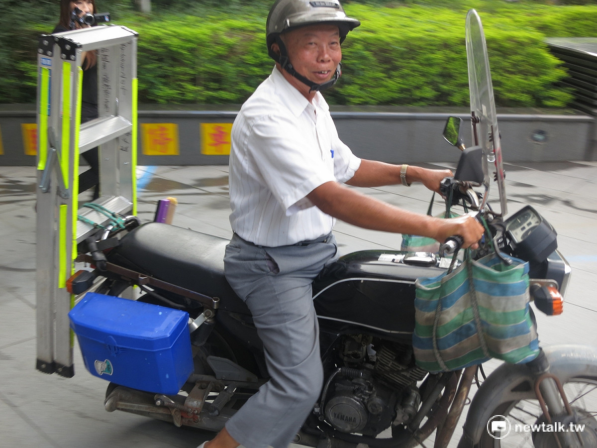 張秀雄每天早上4點起，便騎著他的中古機車，開始一天擦拭反光鏡的行程。 圖：呂佳峻/攝