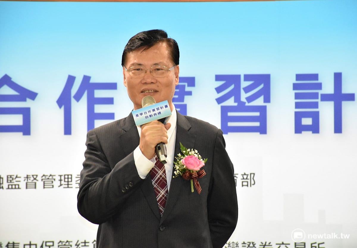 金管會主委丁克華26日出席活動時，被媒體問到是否會約談前兆豐董座蔡友才？丁克華回應，「蔡友才應該會來金管會說明，可以還自己清白。」 圖：陳又瑞/攝