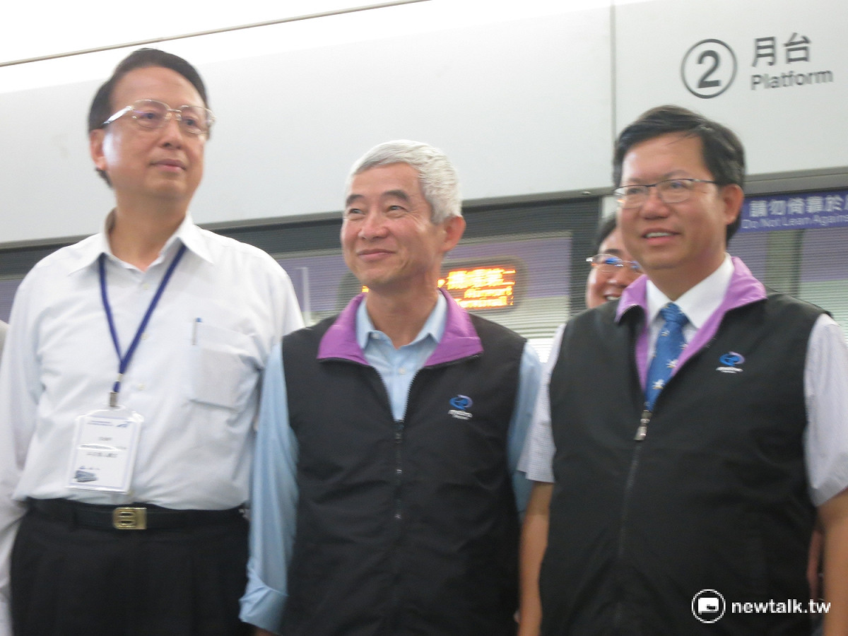 機場捷運多次跳票，交通部長賀陳旦上任後，成立捷運監理調查委員會進行調查，27日公佈最終調查結果，確認安全無疑慮。圖為委員會召集人江耀宗、交通部長賀陳旦，以及桃園市長鄭文燦。 圖：呂佳峻/攝