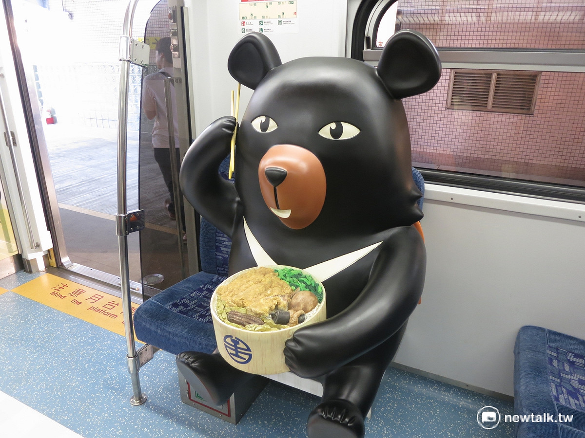 OhBear微笑觀光列車內還有吉祥物可供民眾合影留念。 圖：呂佳峻/攝