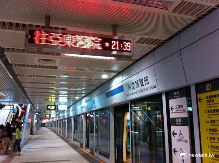 捷運讓不讓座議題，最近因2名北一女學生被po上臉書後，再度成為話題。 圖：新頭殼資料照片