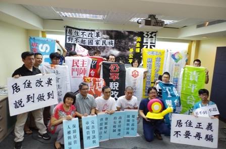 社會住宅推動聯盟日前前往政院陳情，要求將社會住宅弱勢比調升至30%，行政院29日在行政立法協調會報中達成共識，接受社團訴求，調升《住宅法》草案中的社宅弱勢比至3成。 圖：翻攝自社會住宅推動聯盟臉書