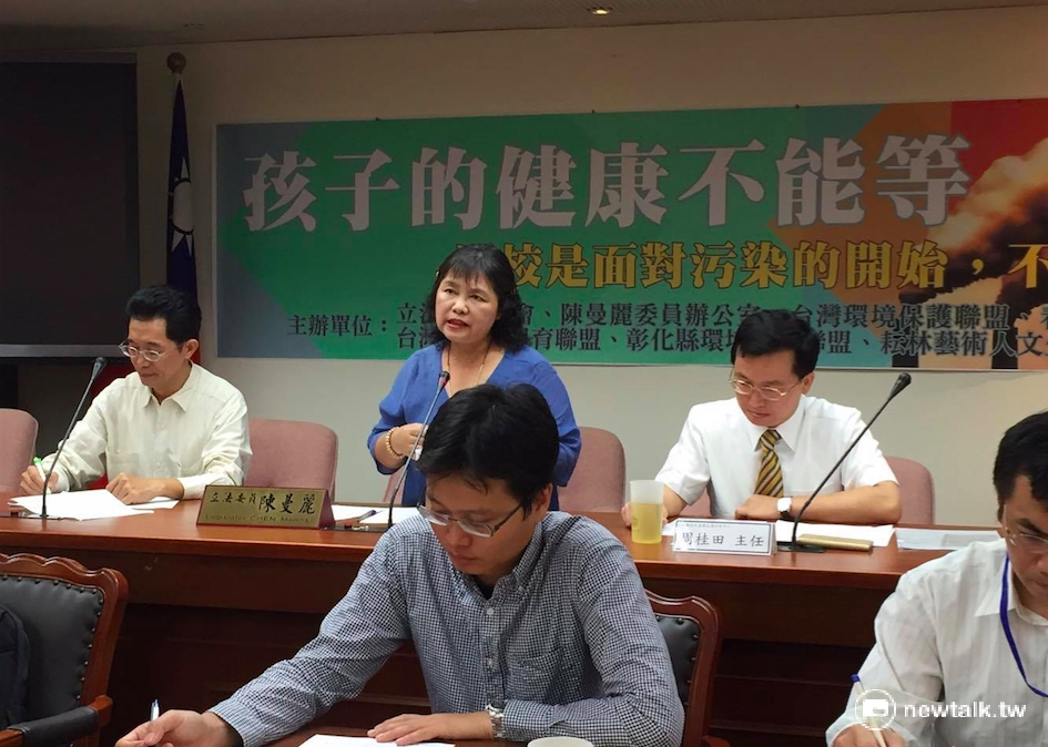 民進黨立委陳曼麗30日召開記者會表示，針對六輕所造成的污染疑慮，基於預警原則，呼籲許厝分校學童應該遷校。 圖：鄭佑漢/攝