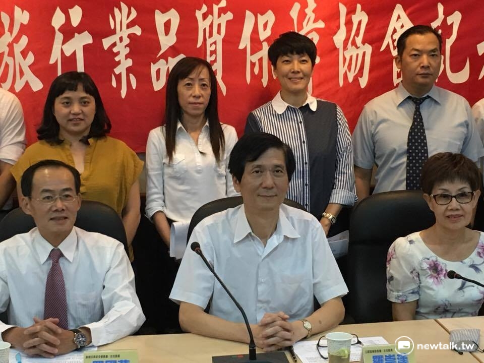 品保協會30日公布今年第4季各線旅行團參考價格，日本團較去年貴了2千至5千，飛美國、加拿大反而便宜1千至5千元。 圖：邱筠文/攝