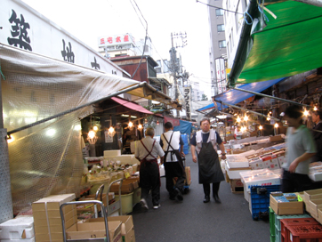東京築地市場是日本最大的魚市場，已有81年歷史，人潮洶湧造成一些問題，商家都渴望搬到更寬廣的新市場營業。 圖：翻攝築地市場官網