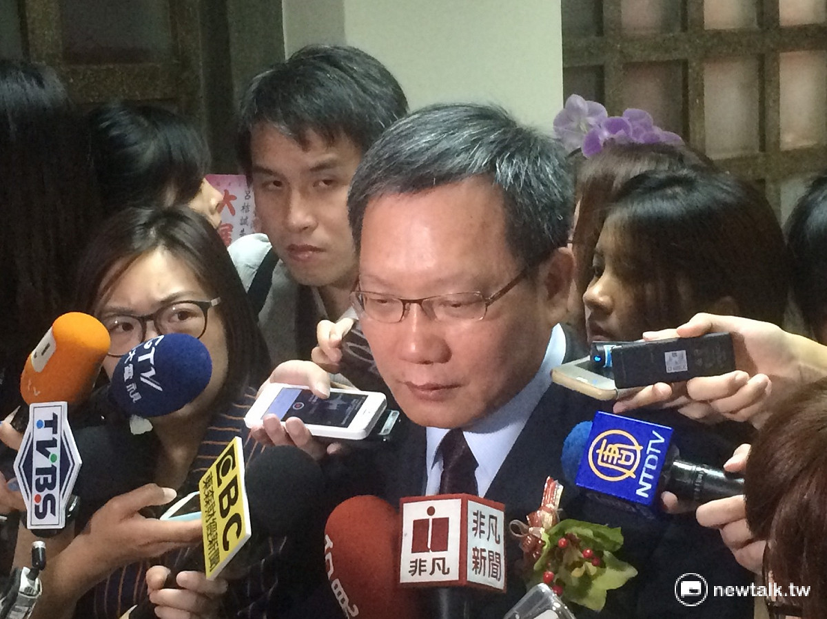 財政部次長蘇建榮31日出席活動背媒體詢問兆豐董座徐光曦請辭一事，蘇建榮表示，他沒有得知消息，無法回答。 圖：趙廣絜/攝