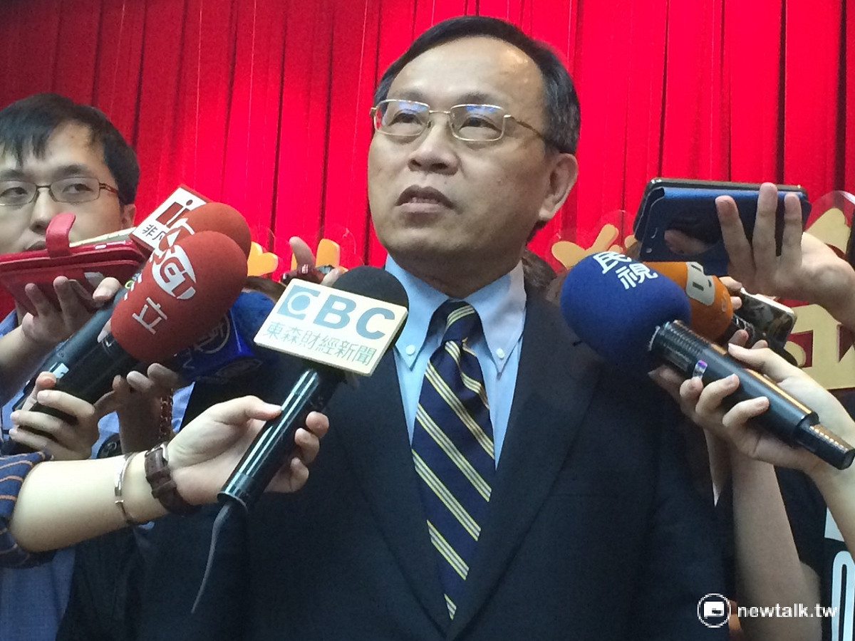 前財政部長呂桔誠31日出任台灣金暨台灣銀行董事長，他表示，交接後的首要任務為視察台銀稽核處，針對防治洗錢的管理與揭露訂定嚴格法規與罰則。 圖：許芷敏/攝
