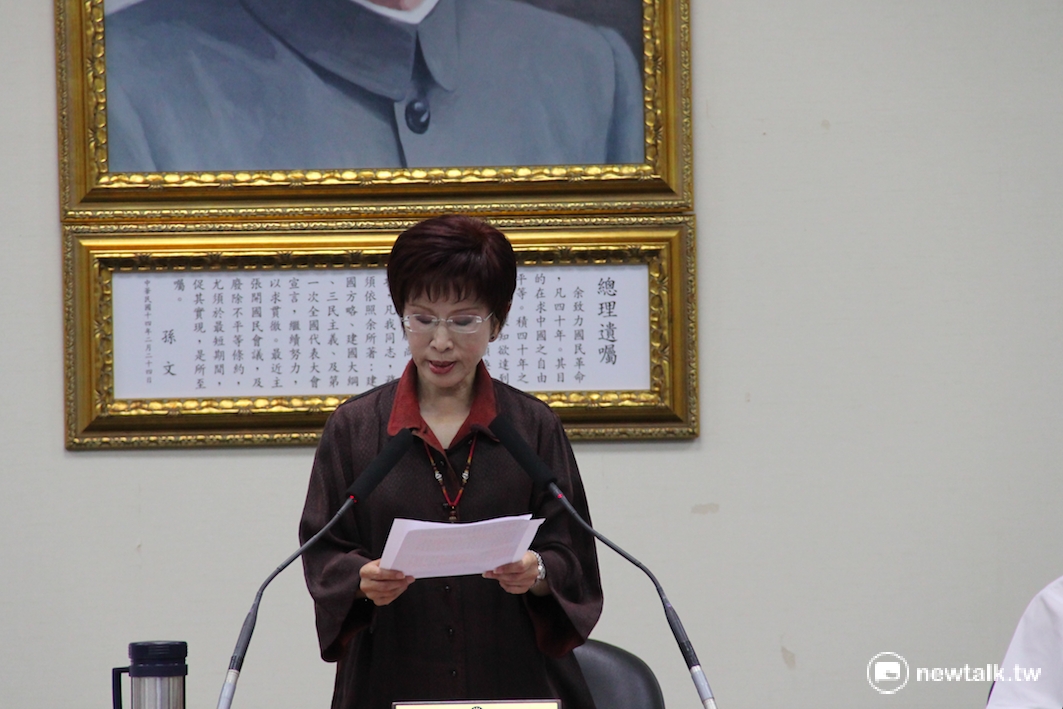 9月3日軍公教將針對政府年金改革爭議走上街頭抗議，國民黨主席洪秀柱31日呼籲蔡英文政府，年金改革並非挑撥世代與職業別對立。 圖：鄭佑漢/攝